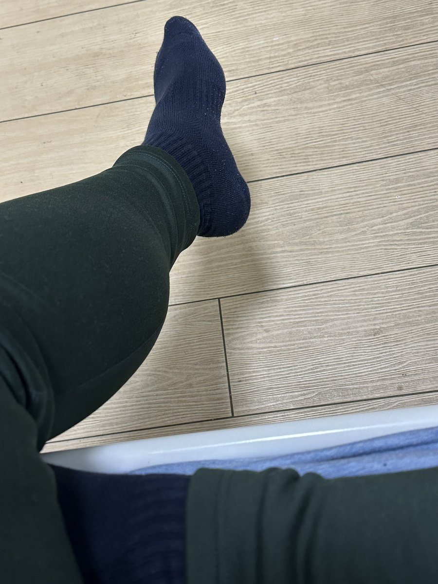 还是配发的保暖内衣yyds，舒适。配上黑袜，整个xp拉满哈哈