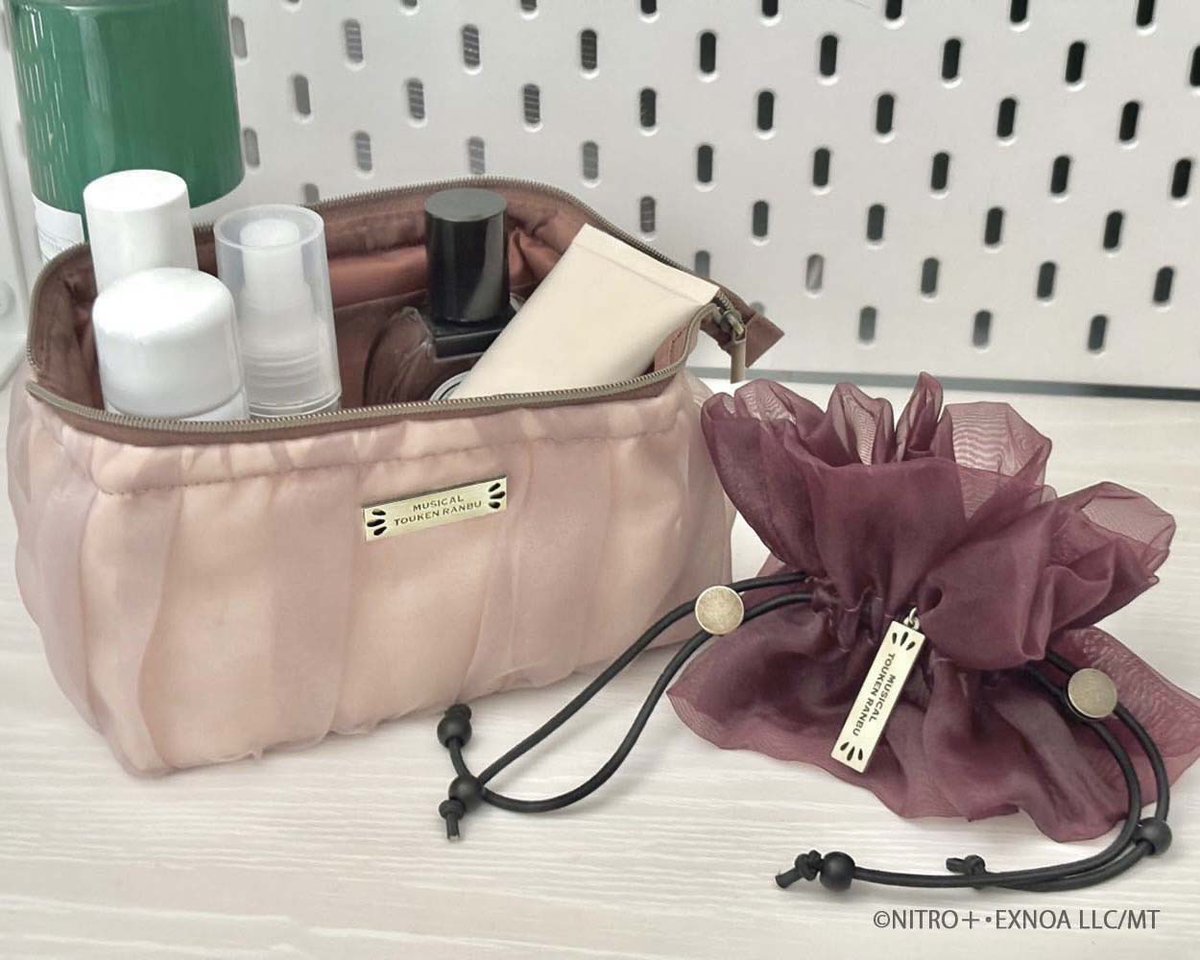 刀ステくんが時間遡行軍打刀ポシェットをだしてる横で刀ミュくんは