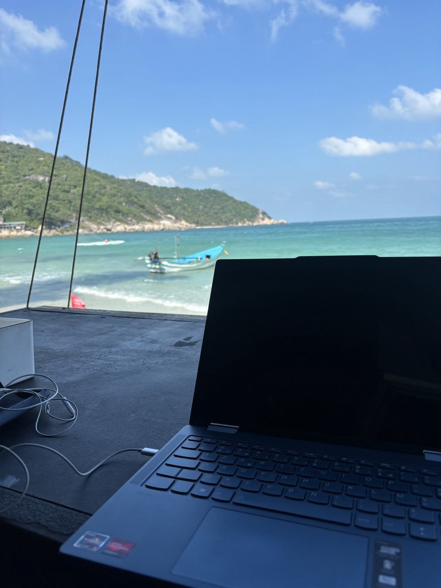 edouard_knw's tweet image. Je viens de passer 3 mois en Thaïlande, en mode digital nomad
Est ce que ce pays est vraiment le paradis qu’il pense être ?
Monte dans le speedboat jeune entrepreneur, on part à l'aventure 🌶️