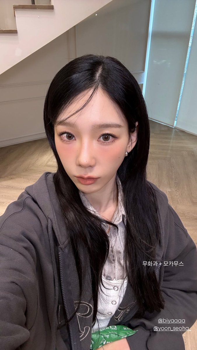 자컨 촬영날 셀카 하나는 머그 포카로 뺏겼나봐 귀욥...