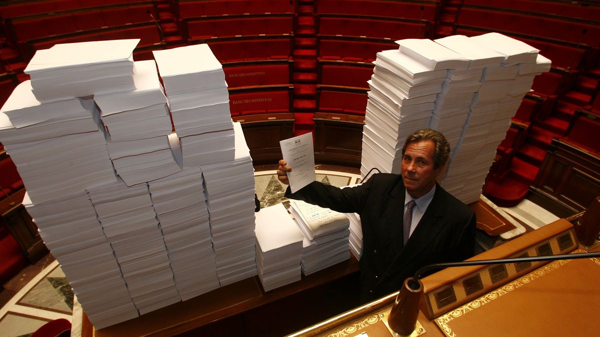 Brice Lacourieux (@blacourieux) on Twitter photo L'un des meilleurs coups de com de la récente histoire parlementaire (c'étaient des feuilles blanches) : L'un des meilleurs coups de com de la récente histoire parlementaire (c'étaient des feuilles blanches) :