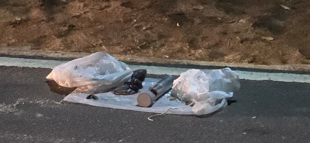 ThinakaranLK's tweet image. 🔴  மட்டு. ஆரையம்பதி கடற்கரையில் மிதந்து வந்த மர்ம பொருள்
- திறந்துபார்க்க முற்பட்டபோது வெடித்ததில் இளைஞன் காயம்

மேலதிக விபரம் &amp;gt;&amp;gt;&amp;gt; thinakaran.lk/?p=117756

#MysteriousObject #Found #Arayampathy #Beach #Batticaloa #Explosion #Injured #Thinakaran #SriLanka #LKA #SL