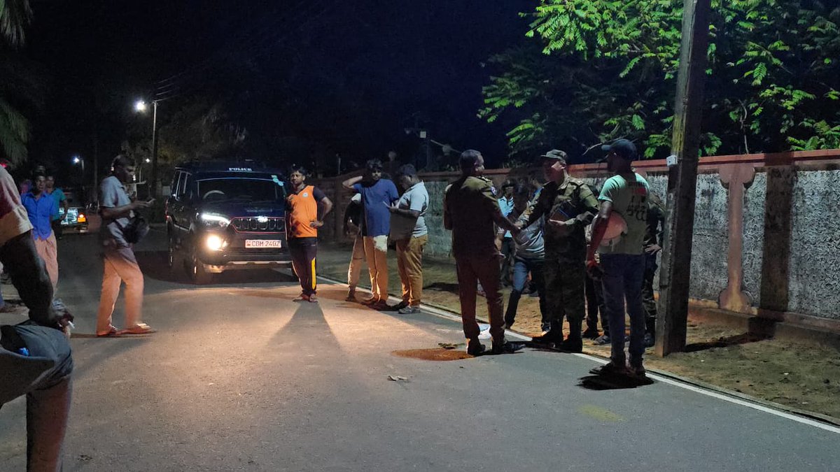 ThinakaranLK's tweet image. 🔴  மட்டு. ஆரையம்பதி கடற்கரையில் மிதந்து வந்த மர்ம பொருள்
- திறந்துபார்க்க முற்பட்டபோது வெடித்ததில் இளைஞன் காயம்

மேலதிக விபரம் &amp;gt;&amp;gt;&amp;gt; thinakaran.lk/?p=117756

#MysteriousObject #Found #Arayampathy #Beach #Batticaloa #Explosion #Injured #Thinakaran #SriLanka #LKA #SL