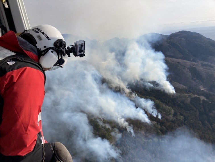 YOKOHAMA_FIRE_B's tweet photo. 【#緊急消防援助隊、はまちどり活動状況】
岩手県大船渡市の林野火災の活動状況です。本日も繰り返しバスケットによる散水活動を続けています。補水も地元の消防本部の力を借りながら確実・迅速に行っています🚁
#横浜 #消防 #火災 https://t.co/vAo43YahJm
