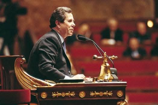 La Relève Républicaine (@lareleverep) on Twitter photo Un grand nous a quittés. La Relève Républicaine exprime ses condoléances à la famille de #JeanLouisDebré. Figure majeure de la Ve République, ancien Président de l' <a href="/AssembleeNat/">Assemblée nationale</a> et du <a href="/Conseil_constit/">Conseil constit</a>, il a toujours été honoré par ses compétences et sa droiture, jusqu'au bout. Un grand nous a quittés. La Relève Républicaine exprime ses condoléances à la famille de #JeanLouisDebré. Figure majeure de la Ve République, ancien Président de l' <a href="/AssembleeNat/">Assemblée nationale</a> et du <a href="/Conseil_constit/">Conseil constit</a>, il a toujours été honoré par ses compétences et sa droiture, jusqu'au bout.