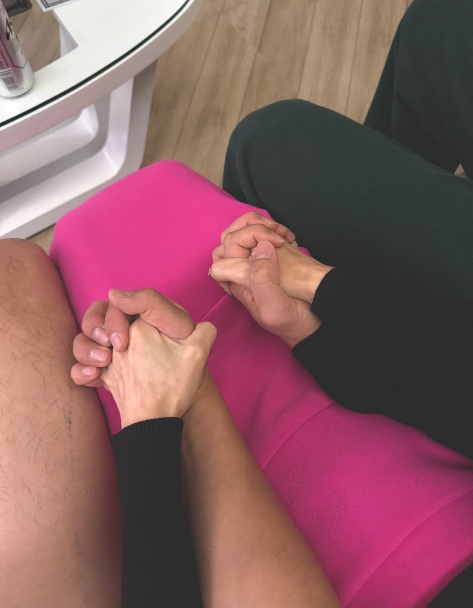 하..  또졌네요 ㅜㅜ
와이프가 #초대녀 모셔 오라는데 거의 불가능 할듯하고 #찐네토 부부님 ~~ 남편분 관전 하셔도 되고합류 하셔도 좋습니다 
아니면 부커분들 저희랑 좀 놀아줘요~^^ 
와이프가 살짝 #네토 성향 있고 #레즈플 또한 관심이 많습니다. 
초면엔 건오 커피 한잔 하시면서 얼트하고 ㅁㅈ