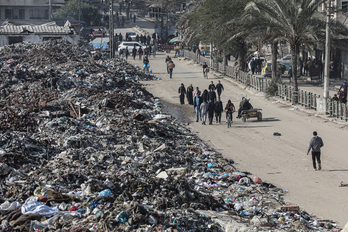 Extremely dangerous: Israel is silently executing a displacement plan for Palestinians by blocking fuel entry for waste collection and treatment.

Gaza is drowning in a sea of waste and environmental disasters.