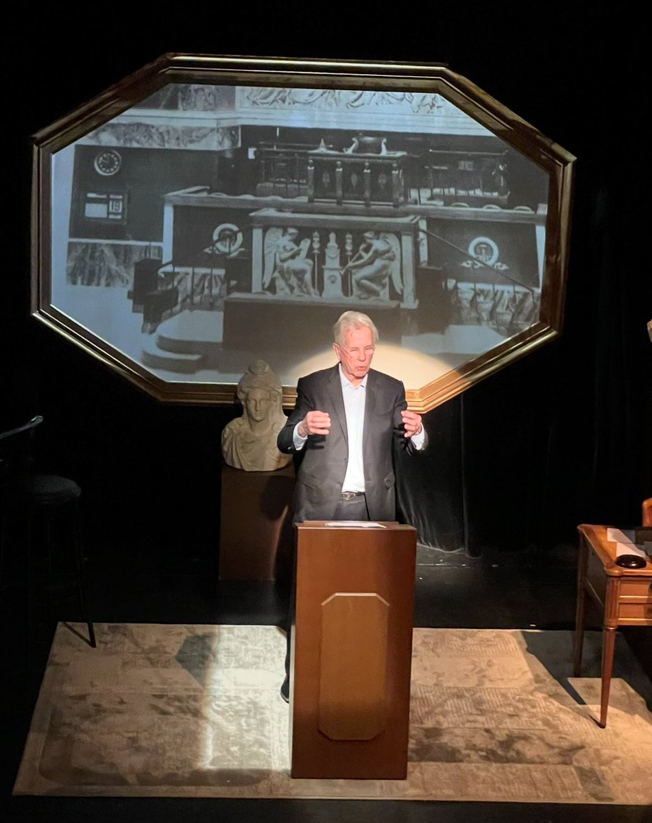 Grande tristesse d’apprendre le décès de Jean-Louis #Debré, serviteur de l’Etat, 
Attaché et proche de l’#Eure où il a été député et maire d’Evreux, son empreinte est immense et a permis de nombreux projets.
Toutes mes sincères condoléances à sa famille et à ses proches.