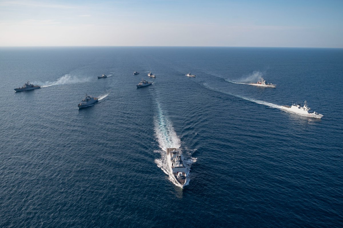 ItalianNavy's tweet photo. Testare la prontezza operativa delle forze fa parte dello schema di manovra della Marina.
11 navi e circa 500 militari della #QuartaDivisioneNavale di #Augusta si addestrano al largo della Sicilia per essere sempre pronti a svolgere le missioni assegnate. 

#OltreGliOrizzonti https://t.co/RQbWCSyoOp