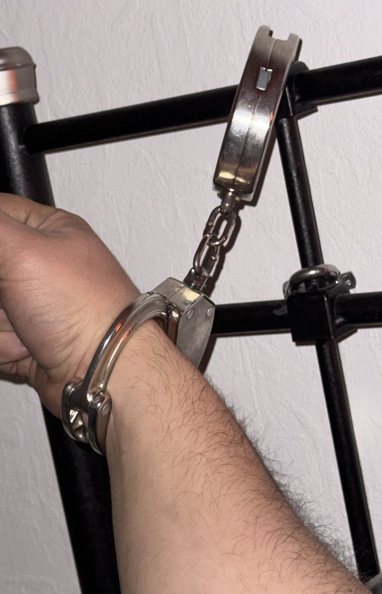 ⛓️ na das ist doch mal ein Morgen nach meinem Geschmack. Jammernden Sklaven und eine Tasse Kaffee um den Tag so richtig genießen zu können   #slavetraining #sklavenerziehung #domination #mistress #feetworshi̇p #sklavensau