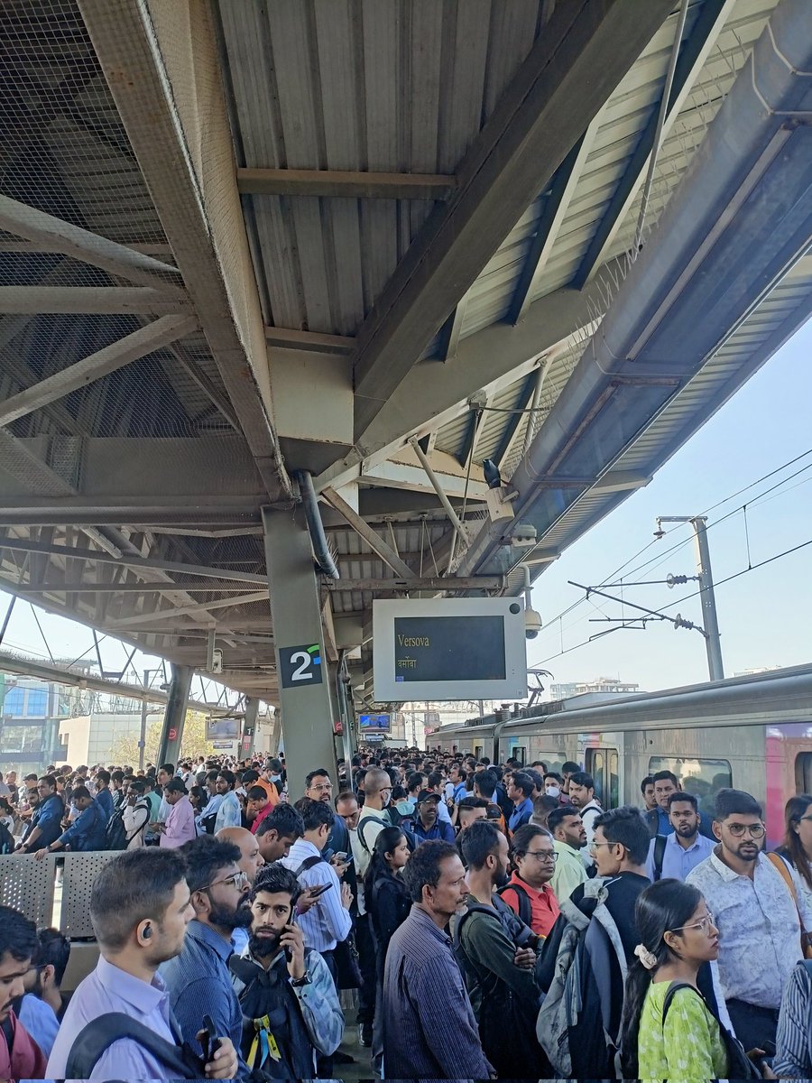whyvaibhav's tweet photo. It's clearly evident that @MumbaiMetro01 is failing in capacity management.
Overcrowded trains, long queues at security checks &amp; at entry/exit points. 
Lack of action from management worsens the situation.
Urgent action needed.
#Reliancemetro https://t.co/mZpwohuYHf