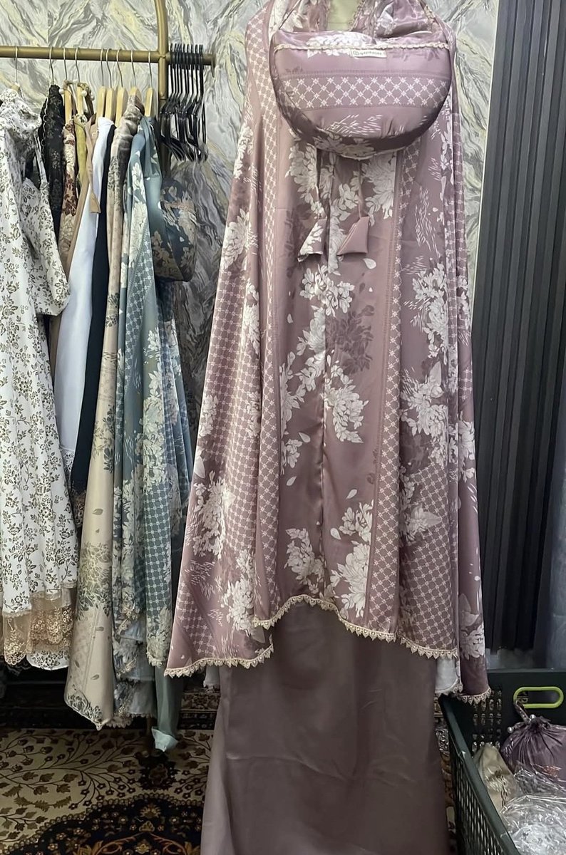 clowninglyf's tweet photo. Haloo Ramadhan ini aku mau jualan mukena lagi nihh
Mukena bahan silk armany 2in1 ada sletingnya jadi bisa dipake tanpa lepas kerudung dan tanpa bikin kerudung kusut. untuk pilihan warna ada 3 ya, ada warna pink, biru, dan cream. Ini jualan aku sendiri, kalau minat dm aja yaa https://t.co/LRGInR7u1l