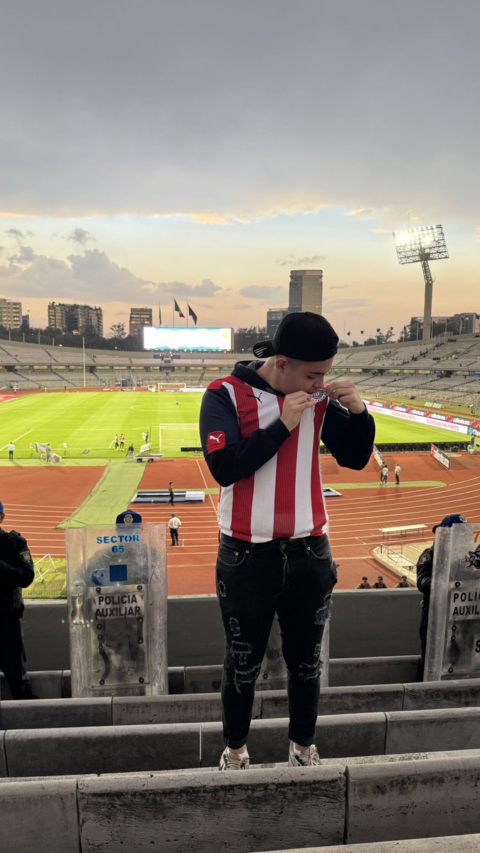 PepeApango's tweet photo. Confío @Chivas 
#EsPorElEscudo ❤️🤍💙 https://t.co/nAXCzXcIcu