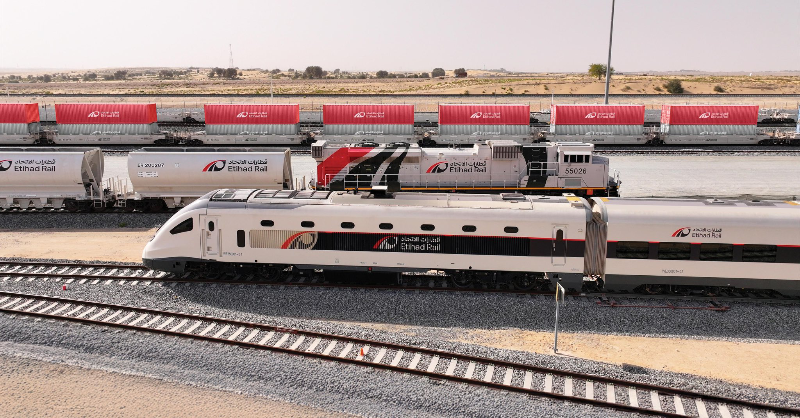Etihad_Rail's tweet photo. صُمم أسطول قطارات الاتحاد المتطور لمواكبة متطلبات النقل في دولة الإمارات. بدءاً من قاطرات الشحن إلى قطارات الركاب المستقبلية، يلعب هذا الأسطول دوراً حيوياً في تعزيز البنية التحتية والتنقل المستدام بالدولة