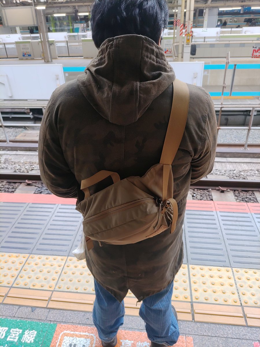 5419Ut's tweet image. コノバカ、後ろに3人並んでるのに
一番前に割り込みやがった
未だにこんなバカが世の中に居るんだな
蹴飛ばしてやろうかと思ったけど
深呼吸してやめました
#東京駅
#割り込み
#バカ晒す