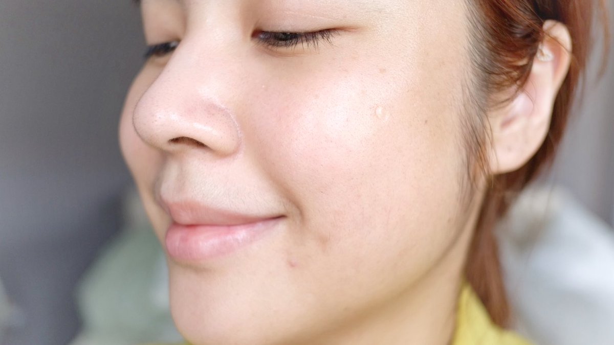 lemonmelonja's tweet image. ถึงกับต้องพกไปทุกที่แล้ว Garnier Bright Complete Water Gel หลงรักเนื้อเจลเค้าสุดๆใช้แล้วเย็นสบายหน้า ซึมเข้าผิวเร็ว ยิ่งโบกก่อนนอนตื่นมาคือหน้าฉ่ำน้ำ ส่องกระจกแล้วตกใจ ผิวที่หมองคล้ำดูไบร์ทขึ้นสุดๆ ราคาก็เป็นมิตรมาก 29 บาทเอง ซื้อตุนอีกแน่นอน