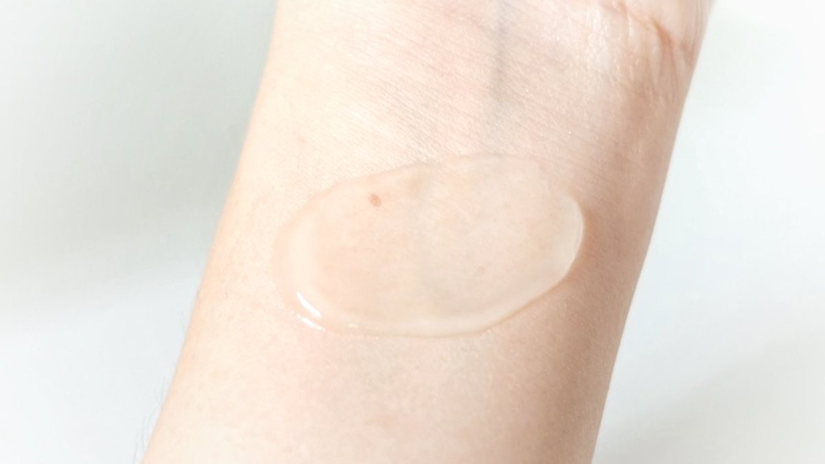 lemonmelonja's tweet image. ถึงกับต้องพกไปทุกที่แล้ว Garnier Bright Complete Water Gel หลงรักเนื้อเจลเค้าสุดๆใช้แล้วเย็นสบายหน้า ซึมเข้าผิวเร็ว ยิ่งโบกก่อนนอนตื่นมาคือหน้าฉ่ำน้ำ ส่องกระจกแล้วตกใจ ผิวที่หมองคล้ำดูไบร์ทขึ้นสุดๆ ราคาก็เป็นมิตรมาก 29 บาทเอง ซื้อตุนอีกแน่นอน