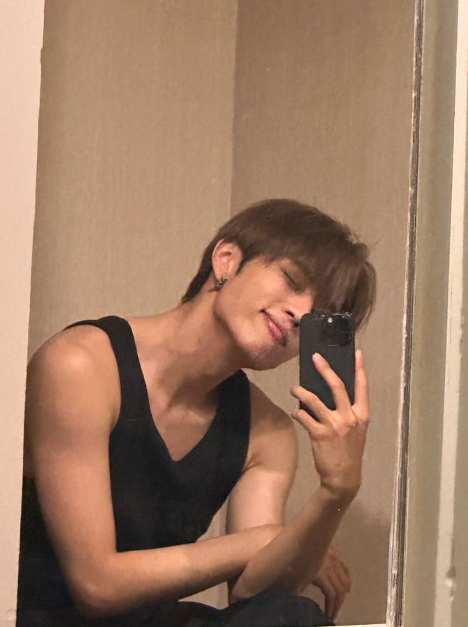 PLENAVIOLENTIAM's tweet image. can't decide if I'm staying in or going out, but damn I look good.