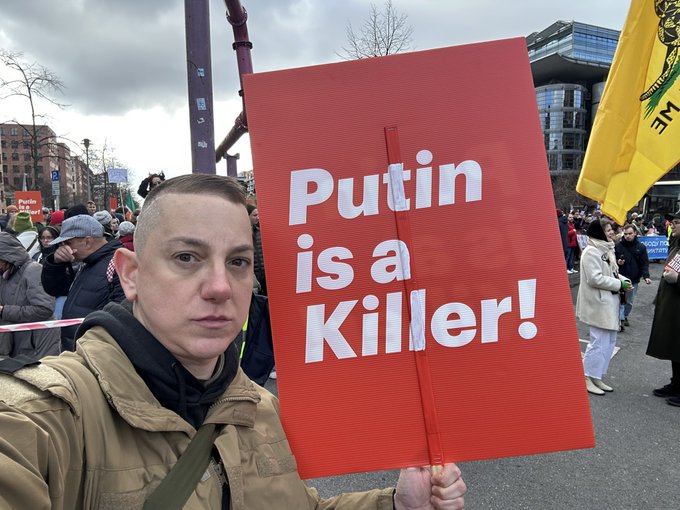 The US transsexual "Sarah" Ashton-Cirillo, the spokesman  for the Ukrainian army who caused the arrest and death of the American journalist Gonzalo Lira in a Ukrainian prison for criticizing Zelensky, is seen in Berlin at the Nazi protest for Ukraine. 
His has since thrown away