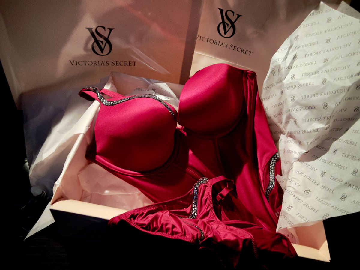lovebra007's tweet photo. 最愛的一套
victoria's secret 蛇年款
雖然內衣款早早入手了
心念念的塑身款,終於來了😍😍
期待黑色的到來
#vs #Lsize https://t.co/TQ1XVHofqQ