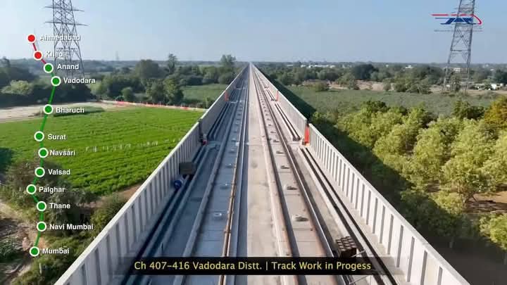 PurohitJR24's tweet image. यह है मोदी जी का ड्रीम प्रोजेक्ट 🙏🙏

मुंबई-अहमदाबाद बुलेट ट्रेन

इस समय सूरत-बिलिमोरा के बीच रेल ट्रैक बिछाने का काम चल रहा है।
अगले साल वडोदरा और आनंद/नडियाद के बीच पहला ट्रायल रन शुरू होने वाला है।
#bullettrain
#railtrack 
#Surat
#Bilimora