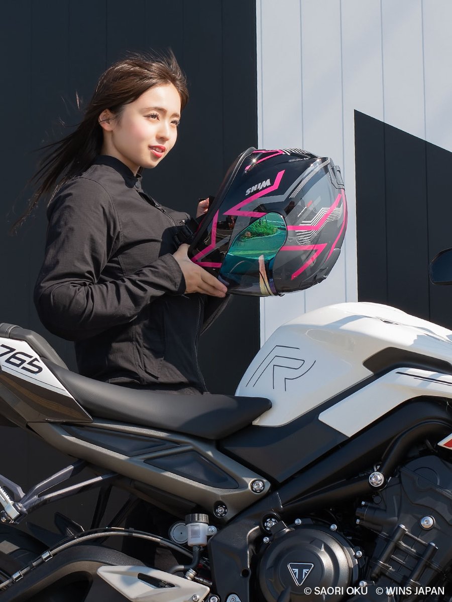 wins_jp's tweet photo. WINSアンバサダー奥沙織さんコラボ商品 
『G-FORCE SS Z-LINE G15BLACK×PINK 奥沙織 限定仕様』 
発売中🎉
通常販売Z-LINEとの違い 
・アウターシールドがほんのりレインボーに🌈 
・チークパッドはレッドカラーに✨ 
・3D Air Techが付属 
さらに！ 
さおりん直筆サイン入りカード付き✨
@SaoSao0709 https://t.co/RXbr00rwS7
