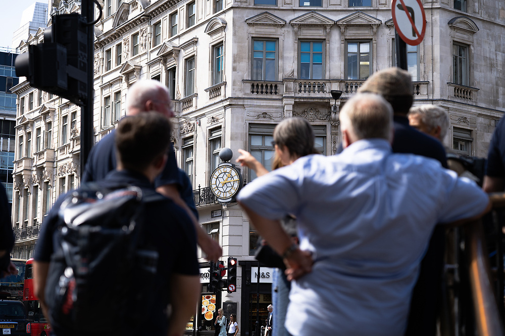 If you find yourself on #FleetStreet, London, look up before Ludgate Circus and you'll spot a beautifully detailed clock- a nod to the golden age of travel. This was once the headquarters of Thomas Cook, the pioneer of the package tour industry. 

#thomascook #clockrestoration