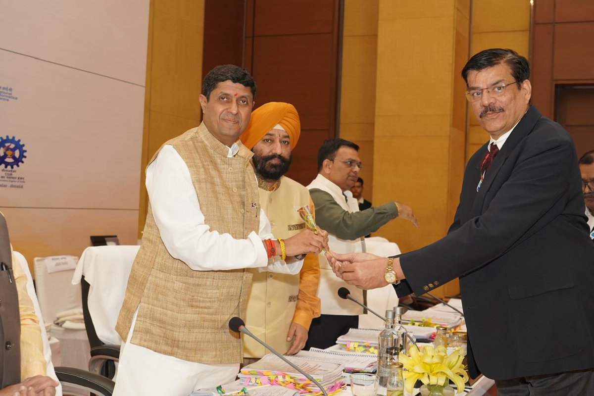 NICMeity's tweet photo. संसदीय राजभाषा समिति ने चंडीगढ़ में एनआईसी पंजाब द्वारा राजभाषा में किए जा रहे कार्यों के निरीक्षण हेतु बैठक आयोजित की, जिसमें समिति ने इनकी सराहना की और प्रशंसा स्वरूप प्रमाणपत्र भी दिया। यह बैठक एसआईओ, पंजाब के नेतृत्व में की गई, जिसमें डॉ. सुशील कुमार,डीडीजी,एनआईसी उपस्थित थे। https://t.co/VhwaphaWga