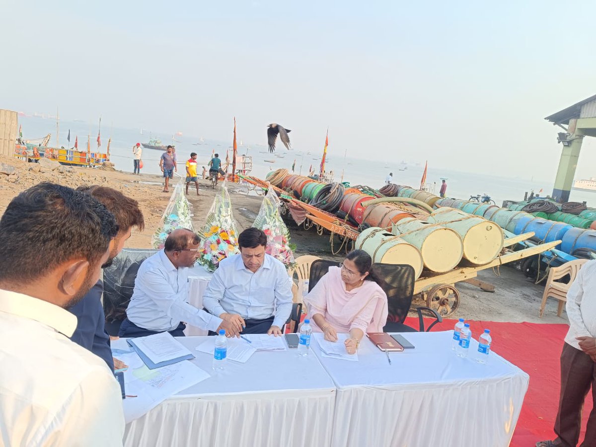 SDCL_India's tweet image. MD, SDCL, visited Sagarmala-funded maritime projects in Maharashtra,conducting an on-site inspection to review progress &amp;amp; address key challenges.#MaritimeDevelopment #Infrastructure @shipmin_india @mahamaritime1