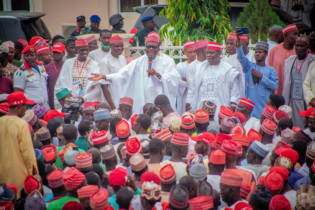 AbdulAbmJ's tweet photo. The beneficiaries received ₦200,000,  ₦100,000, others ₦50,000, ₦20,000, and ₦10,000, respectively. Additionally, over 2,000 youths have also benefited from various craft tools that will help them become self-reliant.
Ahmad Bala Jinjiri PhD  
SLA to the member 
4-03-2025 https://t.co/HRqK6GXQjE