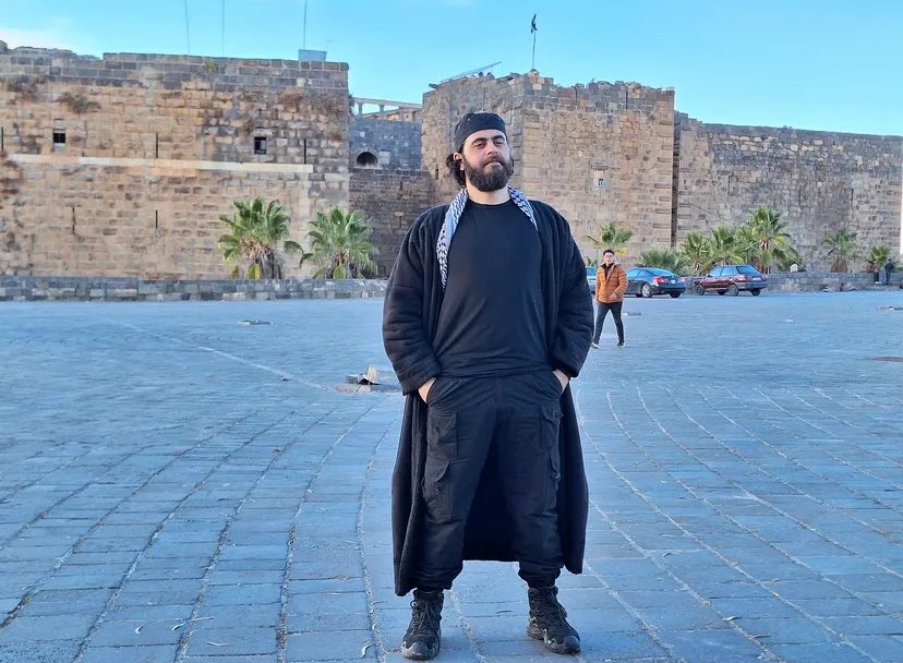 اليوم زفاف شهيد حوران مجاهد سوريا من جنوبها الى شمالها من شرقها الى غربها رحل الفارس الذي لا يشق له غبار منشد الثورة والذي صدح صوته في كل المحافل نفتقد جسدك في الدنيا لكن ذكرك غير منقطع الى يوم الدين رحم الله ابي وطن 
ان العين لتدمع و ان القلب ليحزن وانا على فراقك لمحزونون