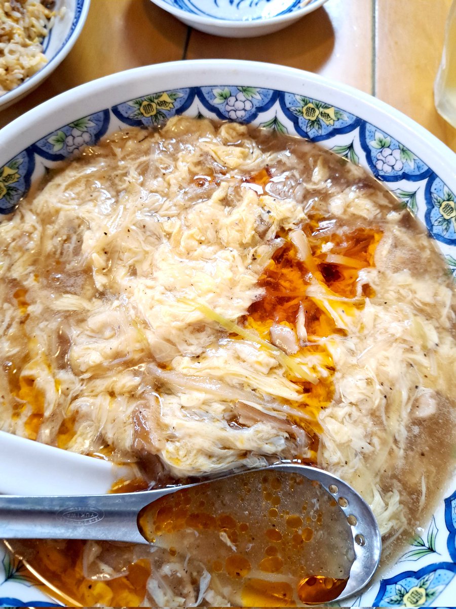 揚州商人のスーラータンメンを太麺で🍜🍥
お酢をいっぱい入れて食べるのが好きです
美味しかったです😋