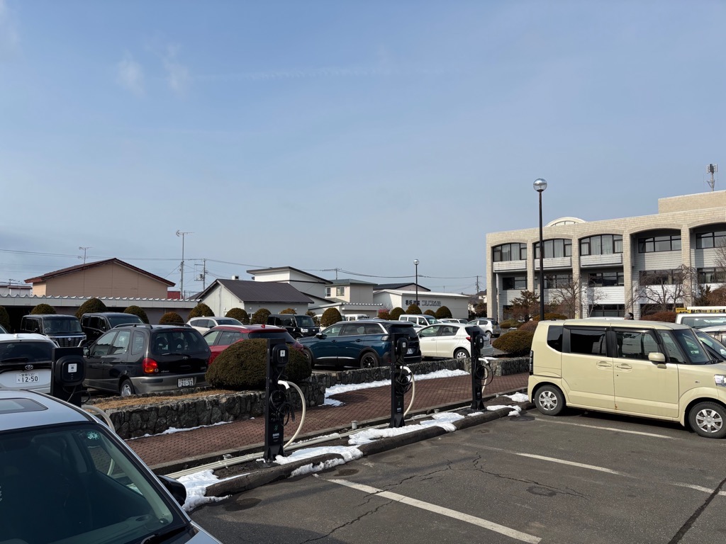 shinhidaka's tweet photo. 【エコカー(ＥＶ・ＰＨＶ)用充電器のサービス開始】
新ひだか町と合同会社https://t.co/7EAqIpG8MEは、ゼロカーボンシティの実現に向けた取り組みの一つとして、町内公共施設９か所にエコカー（EV・PHV）用の充電器を設置し、サービスの提供を開始いたしました。ぜひ皆さん、ご利用ください！ https://t.co/0aaHcBog7k