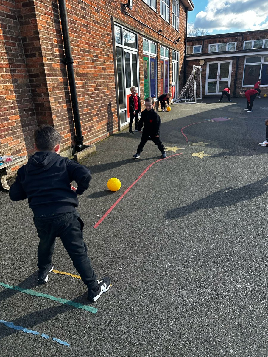 StTomMore's tweet image. Ball skills in Y1/2 - it&apos;s all about control and accuracy. #STMPE