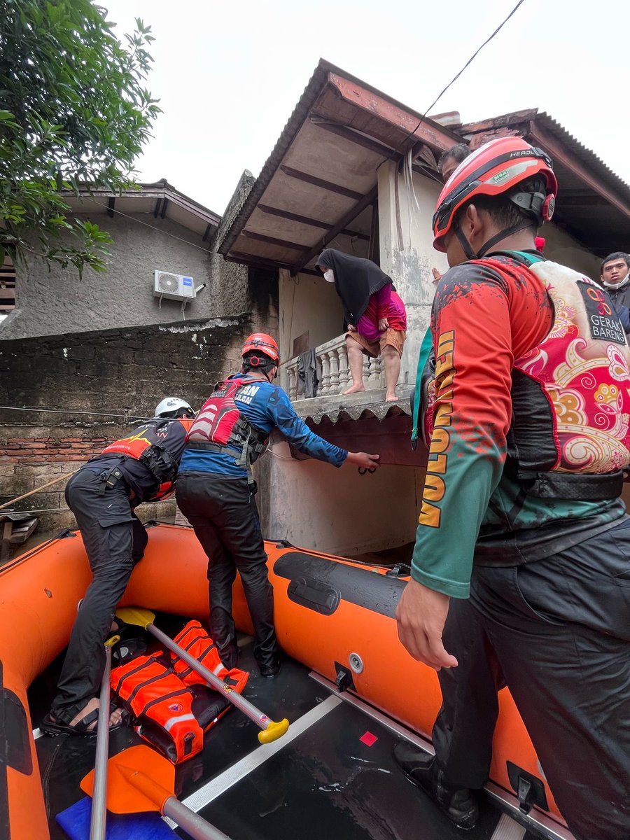 dmcddofficial's tweet photo. Tim DMC Dompet Dhuafa bersama relawan lainnya membantu proses evakuasi sejumlah warga yang terdampak banjir di Komplek IKPN, Bintaro, Tangerang Selatan pada hari ini Selasa (04/03/2025).

#banjir #bencana #bintaro #dmcdompetdhuafa #berdayahadapibencana https://t.co/aAlCIOTkQ7