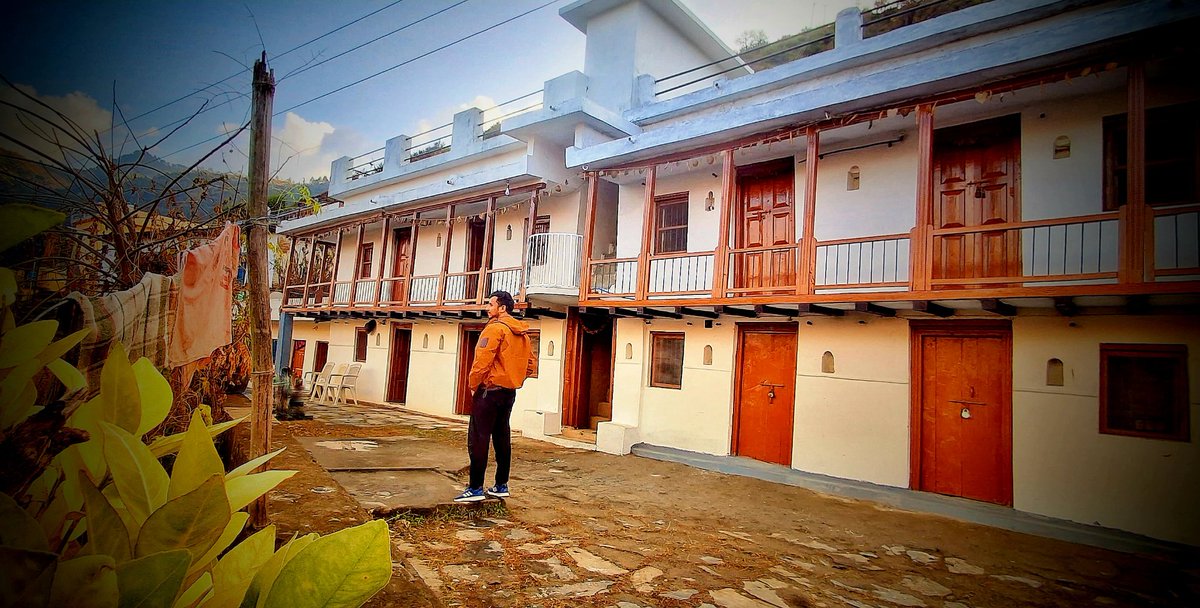 techmechnegi's tweet image. आजकल लोग गांव के मकान की तस्वीर AI से बना के डाल रहे हैं.. इस दौर में ये रह रहा है मेरा पैतृक घर। 
📌ग्राम बयाली, पट्टी बदलपुर, पौडी गढ़वाल ⛰️