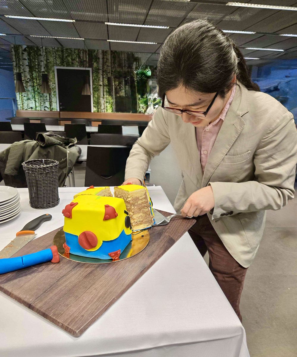 Leon Xiao (@leonxiaoy) on Twitter photo #PhDone! Thanks to my examination committee (<a href="/elisamekler/">Elisa Mekler</a>, <a href="/AndrewMoshirnia/">Andrew Moshirnia</a>, & <a href="/PeteEtchells/">Prof Pete Etchells</a>), supervisors (<a href="/RuneKristian/">Rune Kristian Lundedal Nielsen</a>, <a href="/pnewall/">Philip Newall</a>, & <a href="/seanrhysthomas/">Sean Thomas</a>), and everyone who helped along the way, including the baking of a Brawl Stars loot box cake! #PhDone! Thanks to my examination committee (<a href="/elisamekler/">Elisa Mekler</a>, <a href="/AndrewMoshirnia/">Andrew Moshirnia</a>, & <a href="/PeteEtchells/">Prof Pete Etchells</a>), supervisors (<a href="/RuneKristian/">Rune Kristian Lundedal Nielsen</a>, <a href="/pnewall/">Philip Newall</a>, & <a href="/seanrhysthomas/">Sean Thomas</a>), and everyone who helped along the way, including the baking of a Brawl Stars loot box cake!