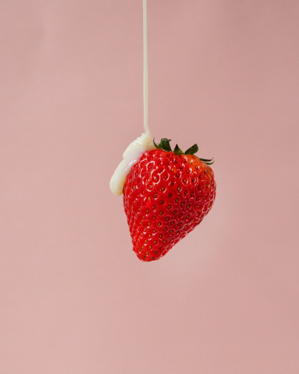narunauuu's tweet photo. 浮かす撮影にチャレンジ📸
シンプルこそ難しい。けどたのしい🍓
商品撮影でお困りの際はお気軽にお声掛けください🥰
(裏側は撮り忘れたけど、竹串にイチゴ刺して息子のおもちゃで固定してLightroomで編集してます！)
#商品撮影 https://t.co/et9AdkjuTq