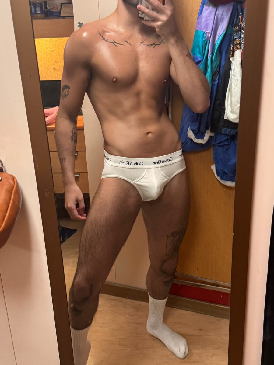ThorinEmerald's tweet photo. All white https://t.co/uOHZTflkIh