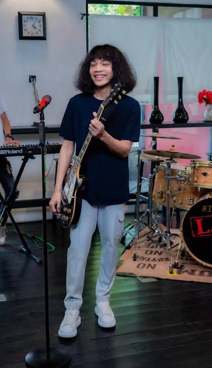 ออกมาเถอะปุ้ยเอ้ยย โดนขนาดนี้ มาแต่งเพลง ร้องเพลง ทำงานของตัวเองเถอะ คนที่ควรให้โอกาสคือตัวเอง ไม่ต้องปกป้องใครแล้ว แตกสลายมามากพอแล้ว

 #ปุ้ยLกฮ