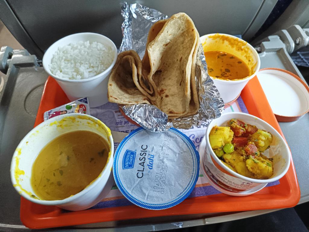 The food served on Vande Bharat train 22748 New Delhi was of poor quality and insufficient in quantity. Staff member Manu Kumar stated that the quantity meets IRCTC's prescribed standards.#IRCTCofficial
#AshwiniVaishnaw #IRCTC
#IndianRailways