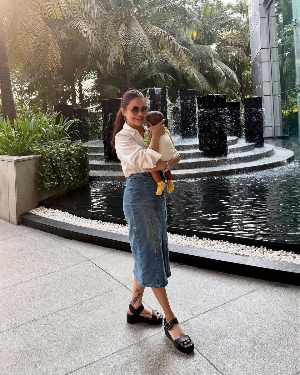 DelhiTimesTweet's tweet image. .@Devoleena_23 stepped out with her baby boy Joy 🥰

#DevoleenaBhattacharjee #Devoleena #Shaleena #Motherhood #MomSon #Tellywood