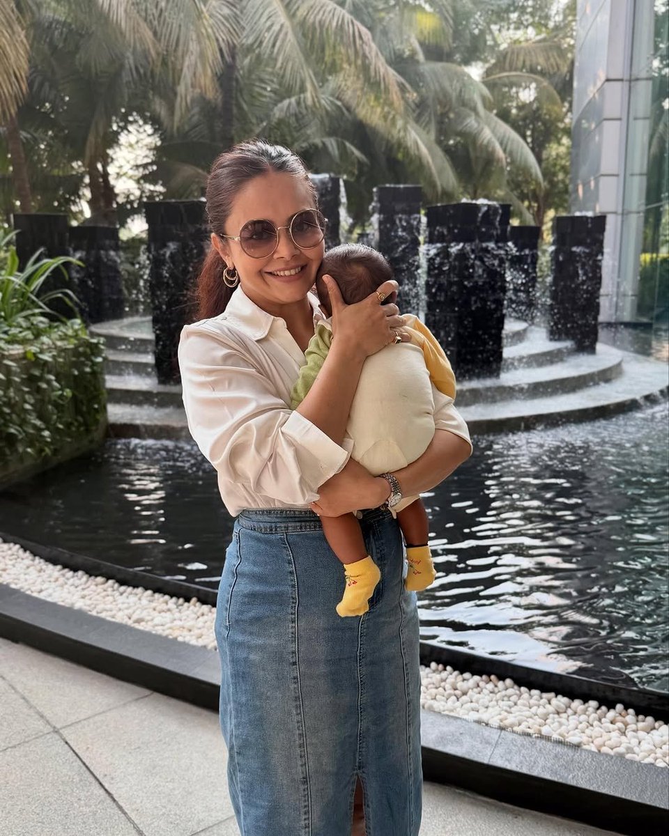 DelhiTimesTweet's tweet image. .@Devoleena_23 stepped out with her baby boy Joy 🥰

#DevoleenaBhattacharjee #Devoleena #Shaleena #Motherhood #MomSon #Tellywood