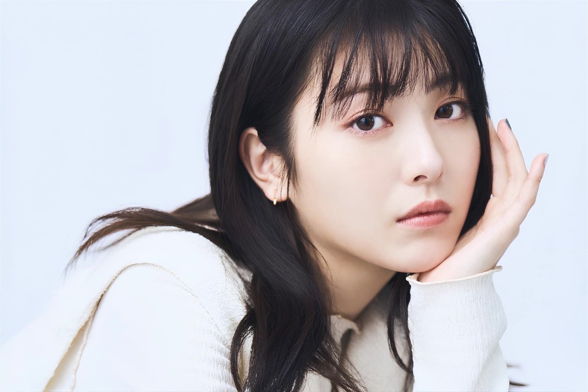 Ato Fujihara ミクストメディア「月下に咲く」浜辺美波さん似？