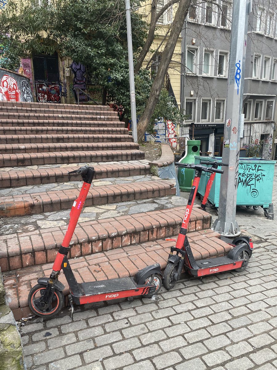 Scooter'ları gelişi güzel park etmenin önüne geçemiyor musunuz? Sabah ofise elimde paketlerle geldiğimde size ait üç scooter'ı görmek gerçekten hiç hoş değil. Bir şekilde paketleri indirip geçebilirim, peki yaşlı insanlar oradan nasıl geçecek? Ya da bir ambulans? <a href="/hop_turkiye/">hop</a>