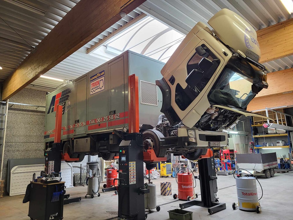 eae_lift's tweet photo. Discover the Versatility of  #EAE HDM Heavy Duty Mobile Column!👐

Mobile Column
 HMl Screen
AC Power Supply Available
🛜 Wired and Wireless Data communication
Easier means for setting up the networks and selecting control modes  makes operations fast, simple and safe.🚜🚚🚐🚒 https://t.co/4DPO5WX8F8