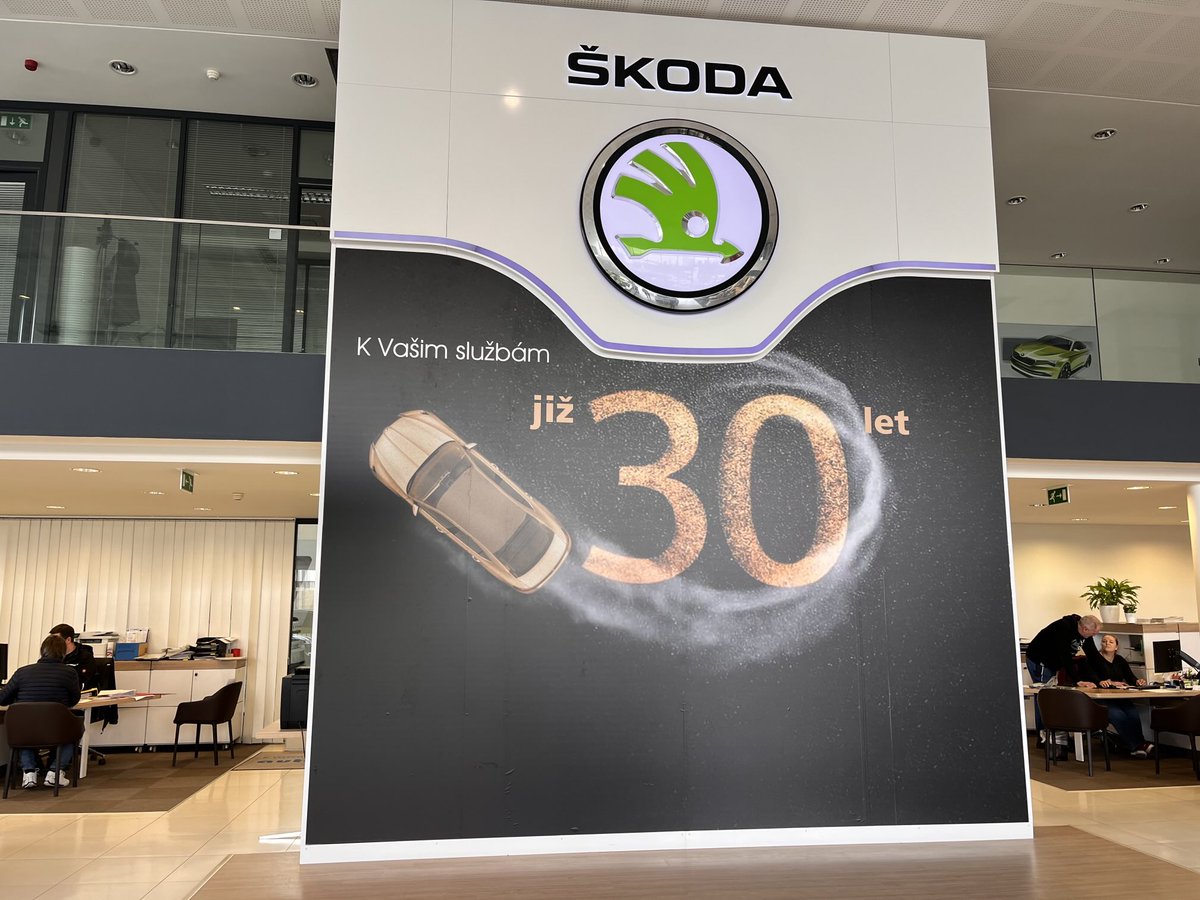 Instalace 30 letého výročí autosalonu