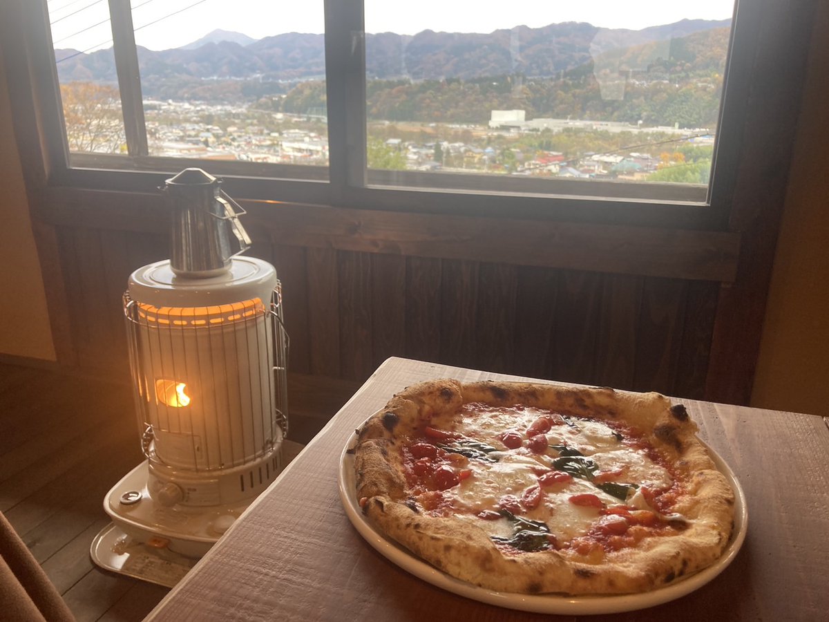 morimaruA's tweet image. こんにちは。今日は午後から雪がちらほら降ってきていますが、皆様いかがお過ごしでしょうか。 
先日、水上にあるピザ屋さんに行ってきました♪ そこは、1軒家を改装して作ったお店のようで、木のぬくもりあふれる素敵な空間でした。 生地もふっくらしており、具だくさんで美味しかったです♪