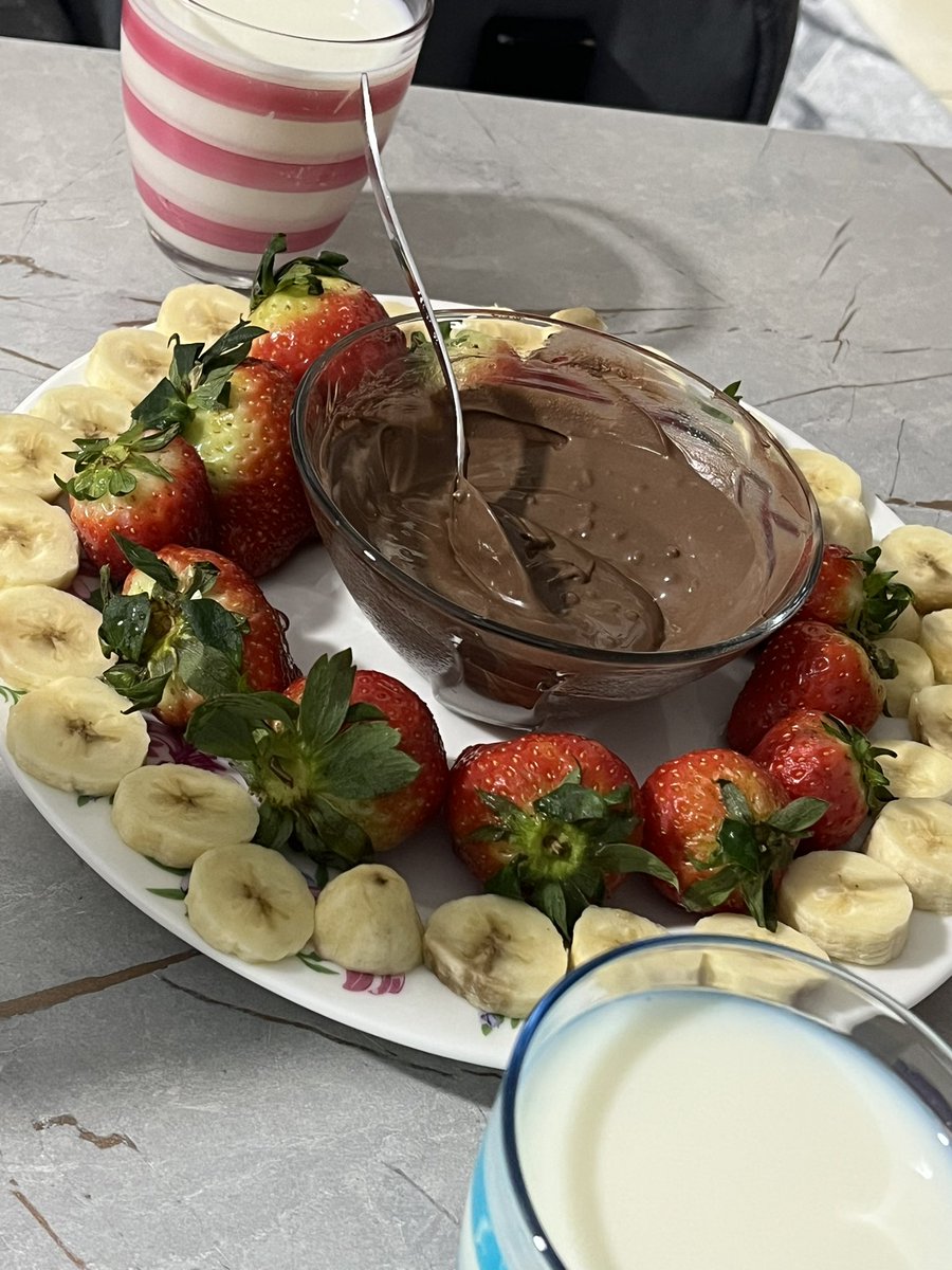 Gösterişli mekanlar pahalı tatlılar bile eşinin evde hazırladığı şu tabağın yerini alamaz <a href="/BasalanArzu/">Arzu Altuneriten 🦋</a> ❤️