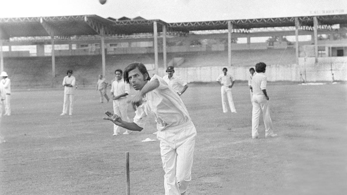 Badka_Bokrait's tweet image. कल ख़बर मिली कि 124 फ़र्स्ट-क्लास मैचों में 589 विकेट लेने वाले पद्माकर शिवलकर का मुंबई में निधन हो गया.
पद्माकर इस देश के सबसे शानदार लेफ़्ट-आर्म स्पिनर्स में एक थे. मगर कल से, कहीं भी उनके स्टैट्स, भारतीय टीम में कभी जगह न मिल पाने की कहानी के अलावा, पद्माकर शिवलकर के बारे में…